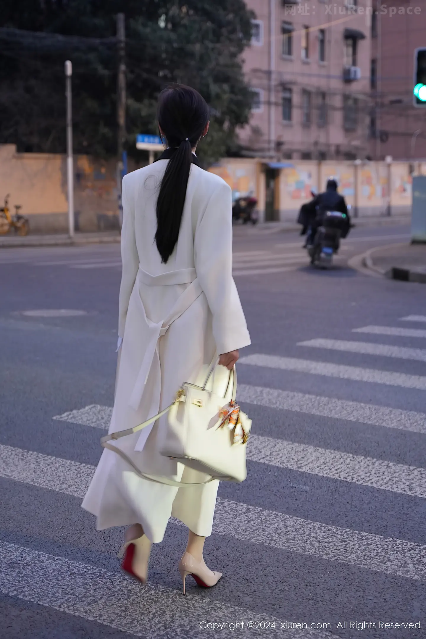 图片[2]-[XiuRen秀人网]VOL.8083 女神Carol周妍希性感白色上衣配肉丝吊袜秀丰满身材诱惑写真96P-秀人网官方网站